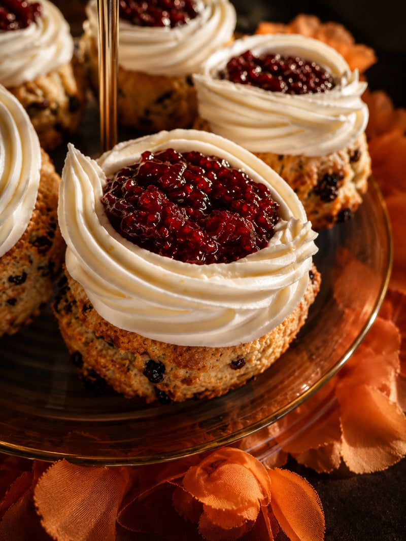 Handgemaakte scones met jam en clotted cream