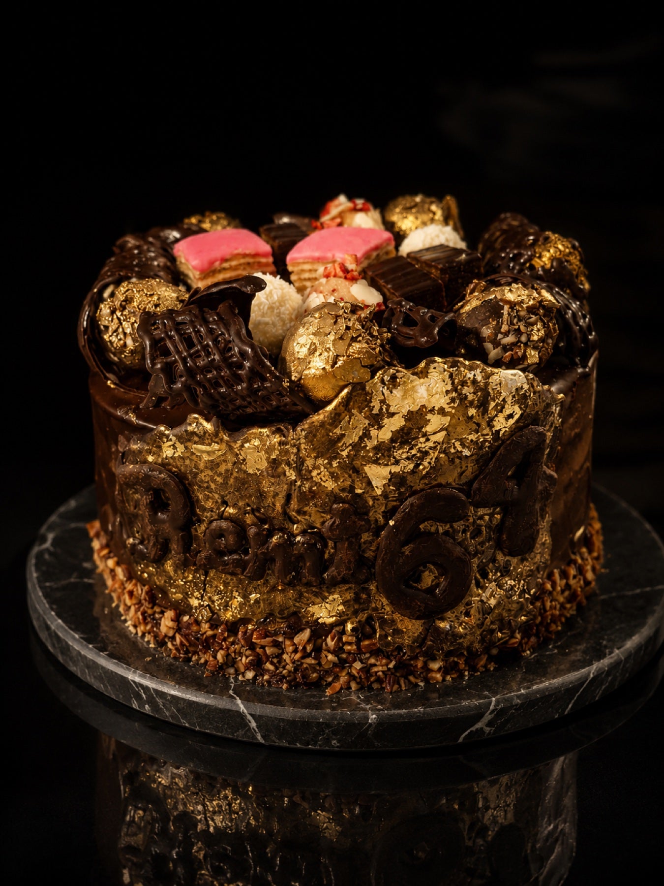 Maatwerk artisan chocoladetaart met gouden accenten