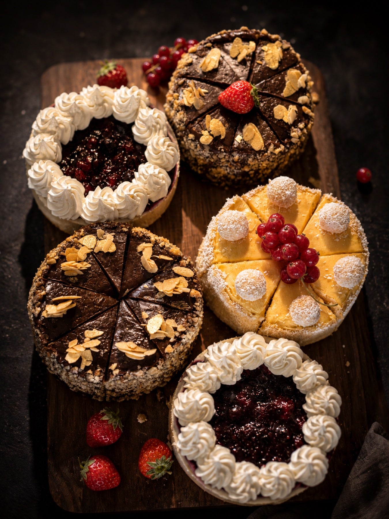 Luxe handgemaakte taarten en patisserie in warm atelierlicht