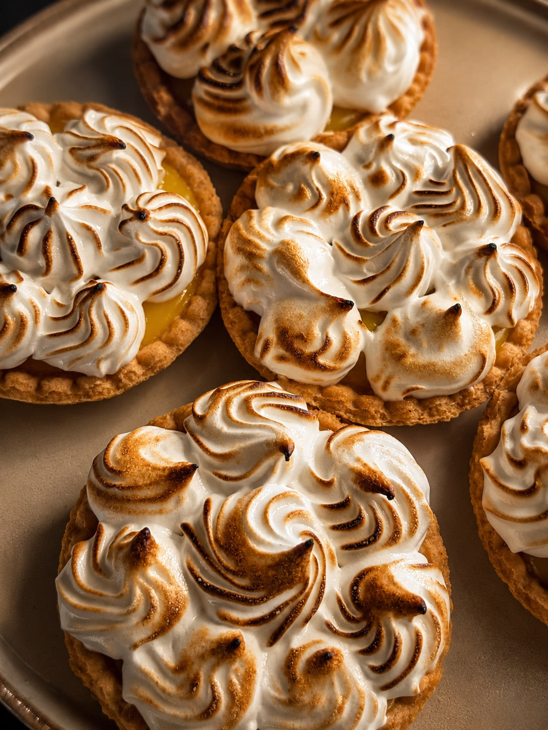 Close-up van citroenmeringue-tartelettes met gebrande meringue